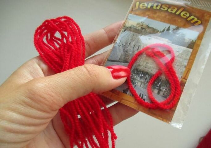 fil rouge d'Israël comme amulette de bonne chance