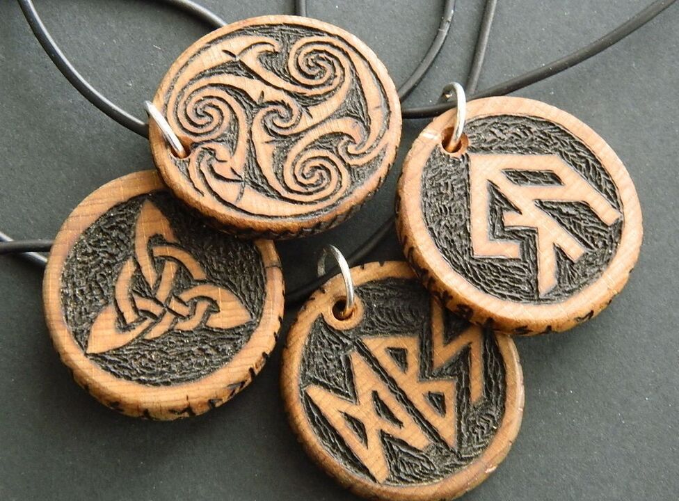 pendentifs avec des runes pour la bonne chance