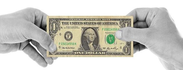 Pliez le billet en triangle pour faire un dollar porte-bonheur
