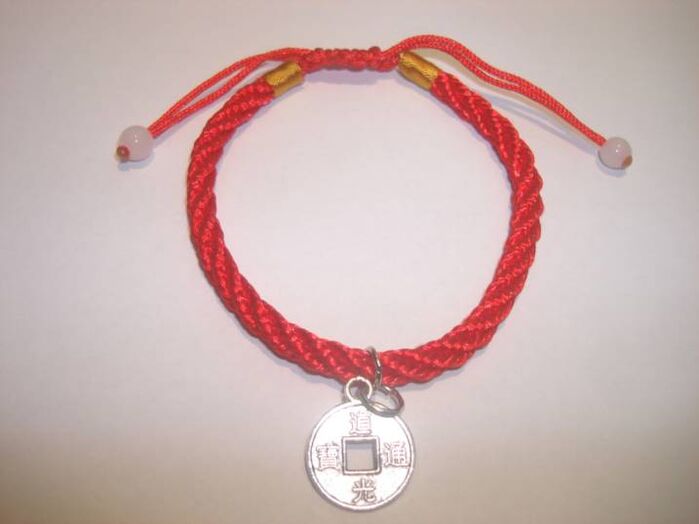 Bracelet fil rouge avec une pièce rare pour attirer la chance