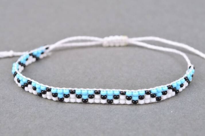 Un bracelet fait de fils et de perles est un talisman qui portera chance au propriétaire